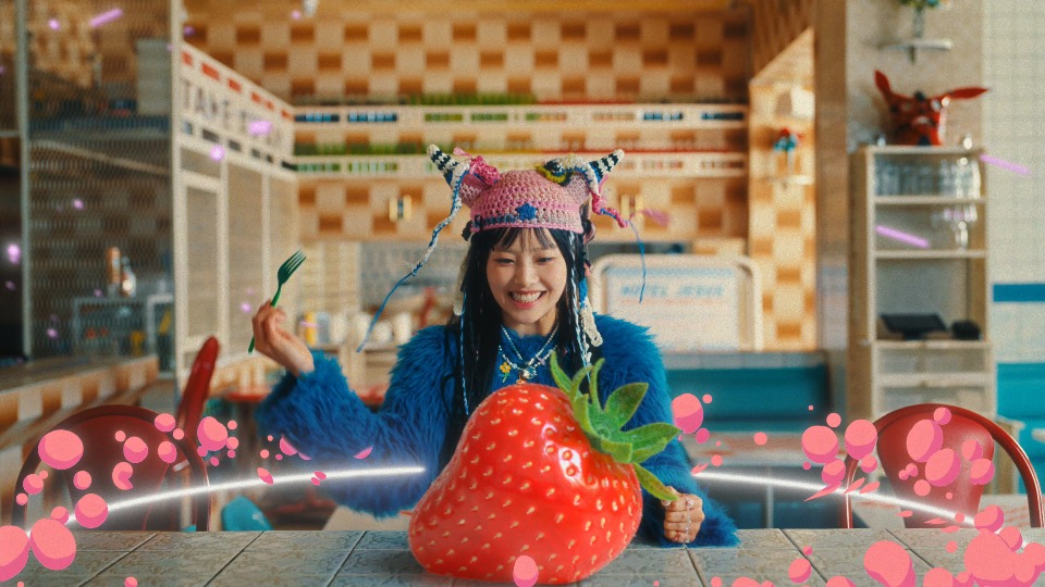 [4K] CHUU – Strawberry Rush (Bugs!) (官方MV) [2160P 1.08G]